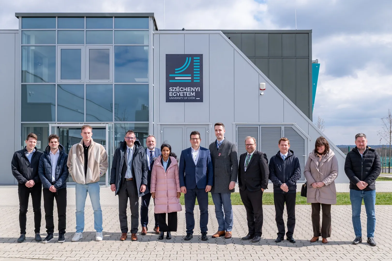At the Zalaegerszeg Innovation Park, Professor Srinivasan Madhavi (sixth from the left) learned about Széchenyi István University’s research and development activities related to batteries, energy, and sustainability (Photo: András Adorján)